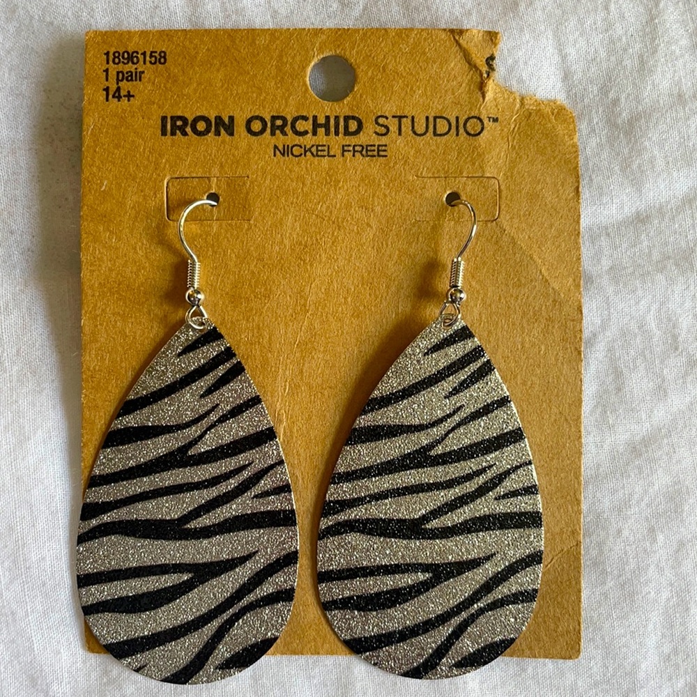 FREE w/ bundle Zebra dangle earrings